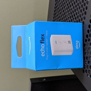 echo flex Plug-in smart speaker + Alexa